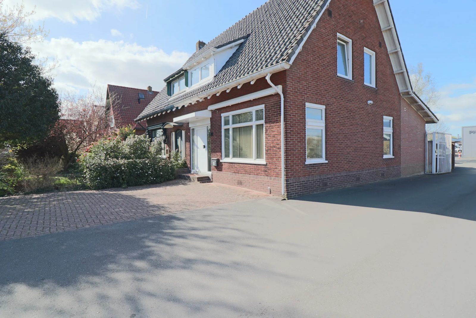 Twee-onder-een-kap aan de Aalsmeerderweg in Aalsmeer in Aalsmeer