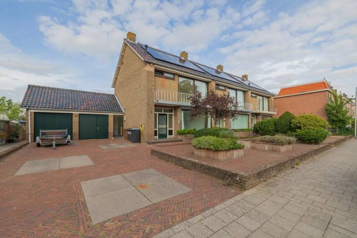 Hoekwoning aan de Stationsweg in Hillegom in Hillegom