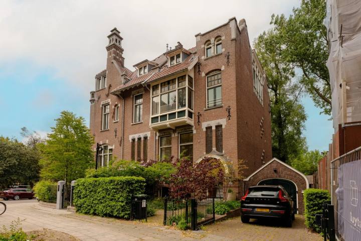 Vrijstaande woning aan de Van Eeghenstraat in Amsterdam in Amsterdam