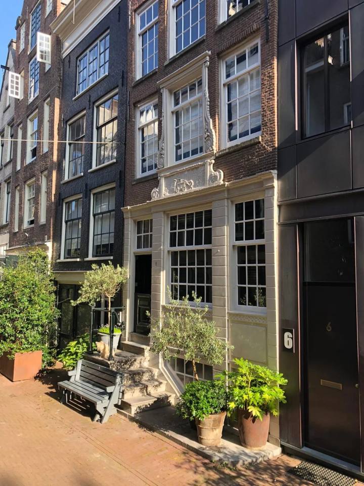 Vrijstaande woning aan de Bergstraat in Amsterdam in Amsterdam